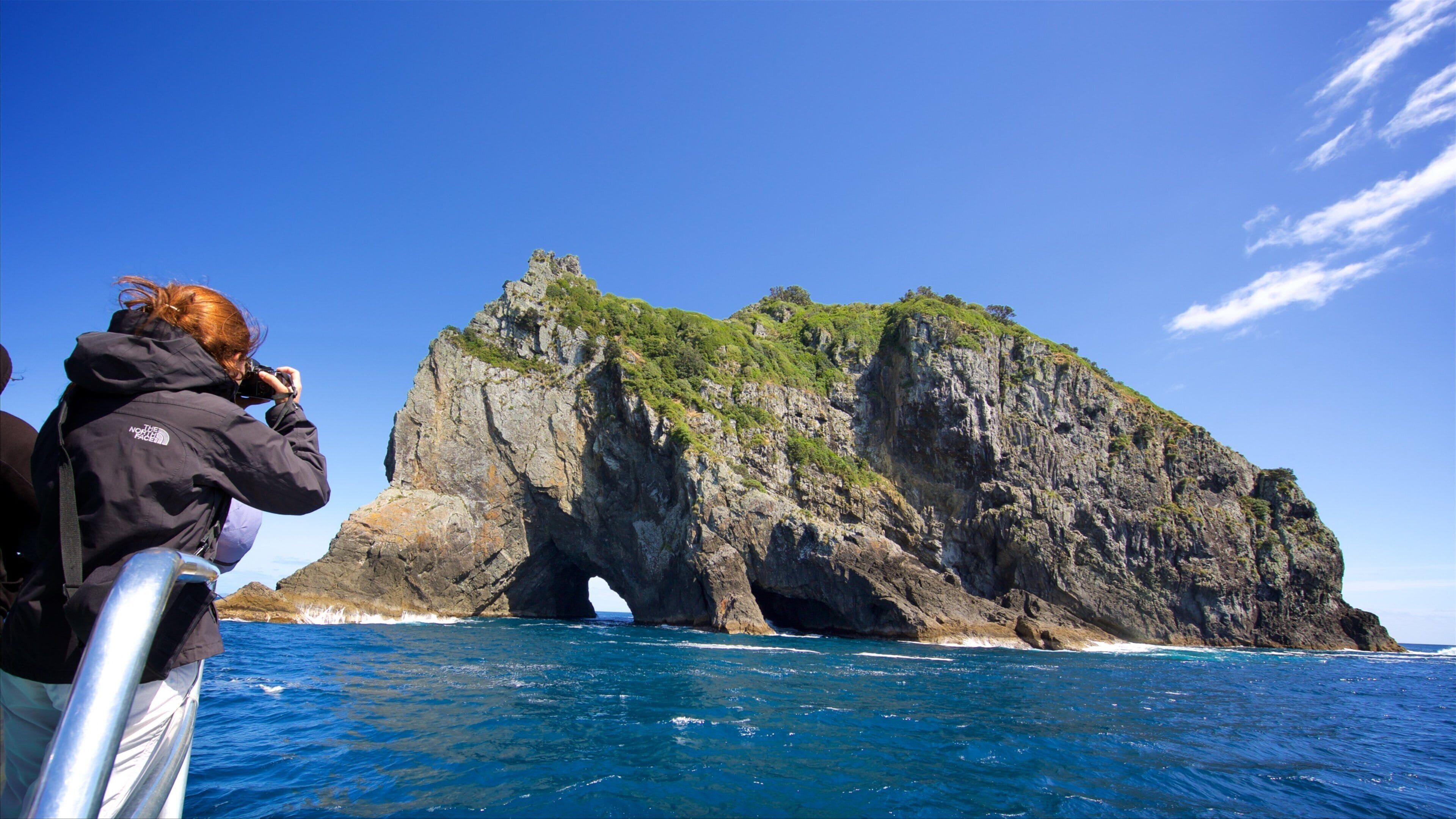Russell mostrando costa rocosa y una bahía o puerto