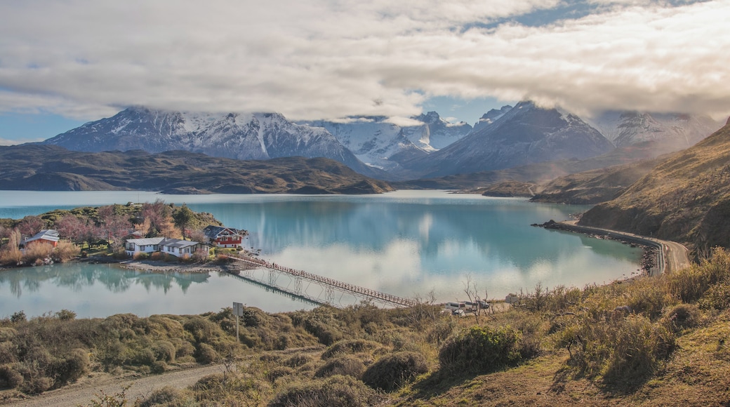 PANORAMIC VIEW OF LAKE BY MOUNTAINS AGAINST SKY