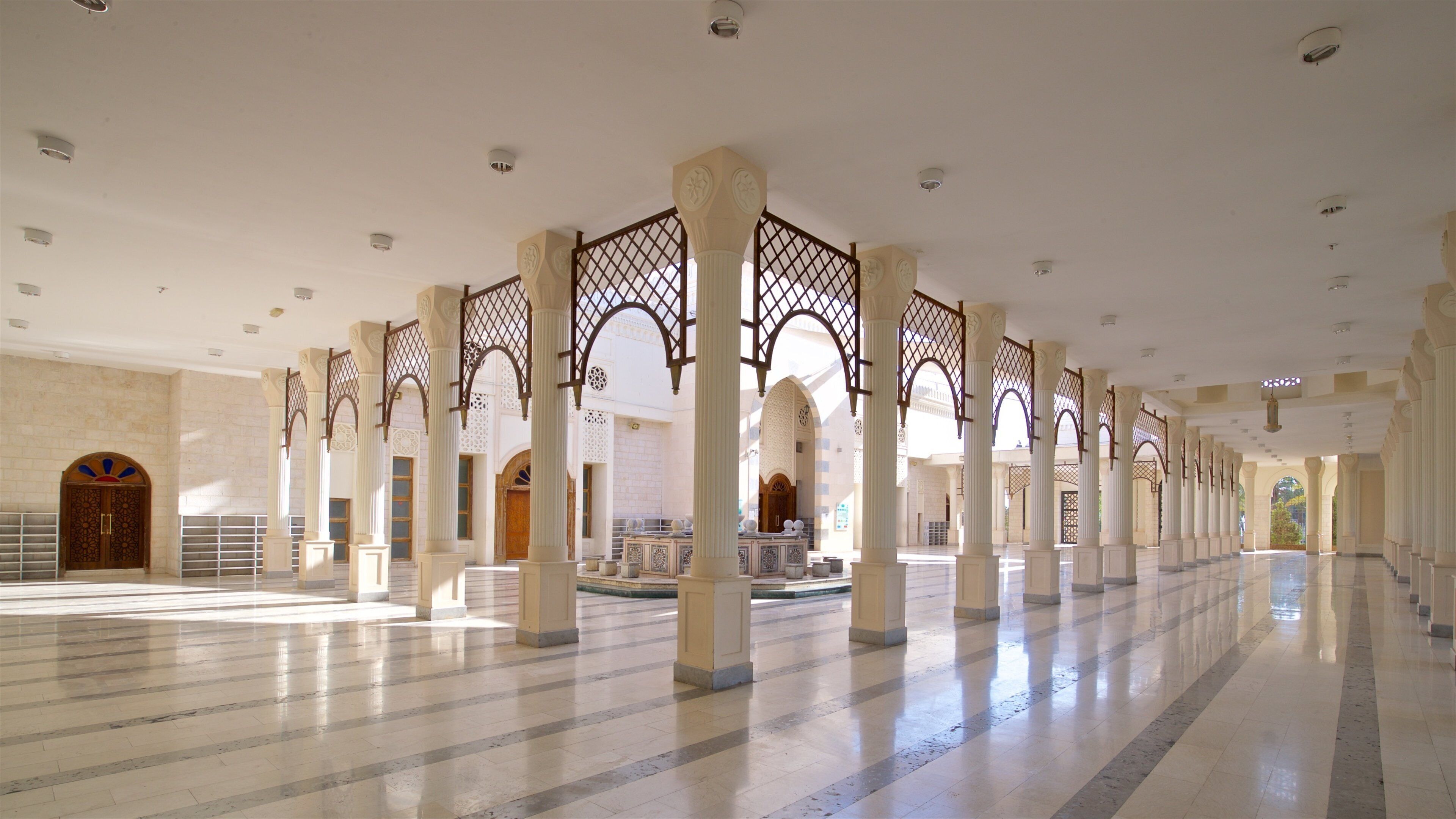 Sharif Hussein bin Ali Mosque showing interior views