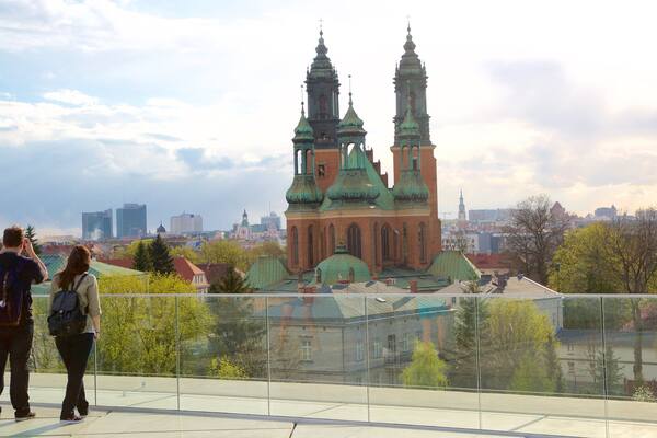 Posen welches beinhaltet historische Architektur sowie kleine Menschengruppe