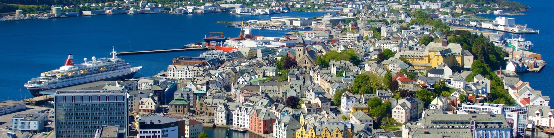 Alesund - More og Romsdal mostrando uma cidade e um rio ou córrego