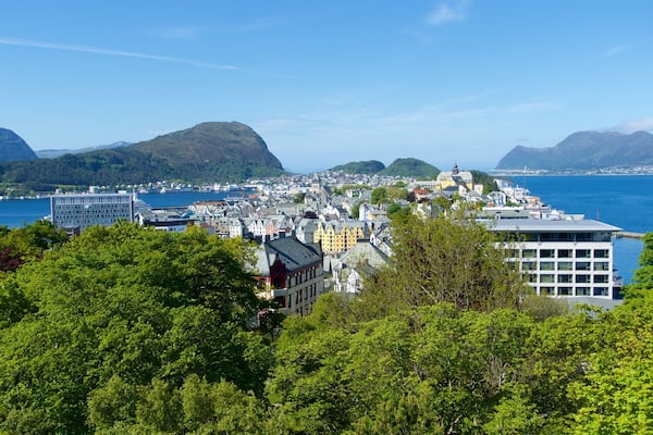 Alesund - More og Romsdal montrant riviĂšre ou ruisseau et ville