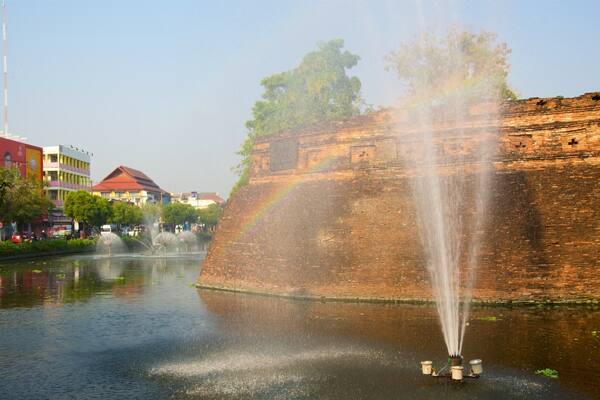 Nordthailand das einen Springbrunnen, Teich und Gebäuderuinen