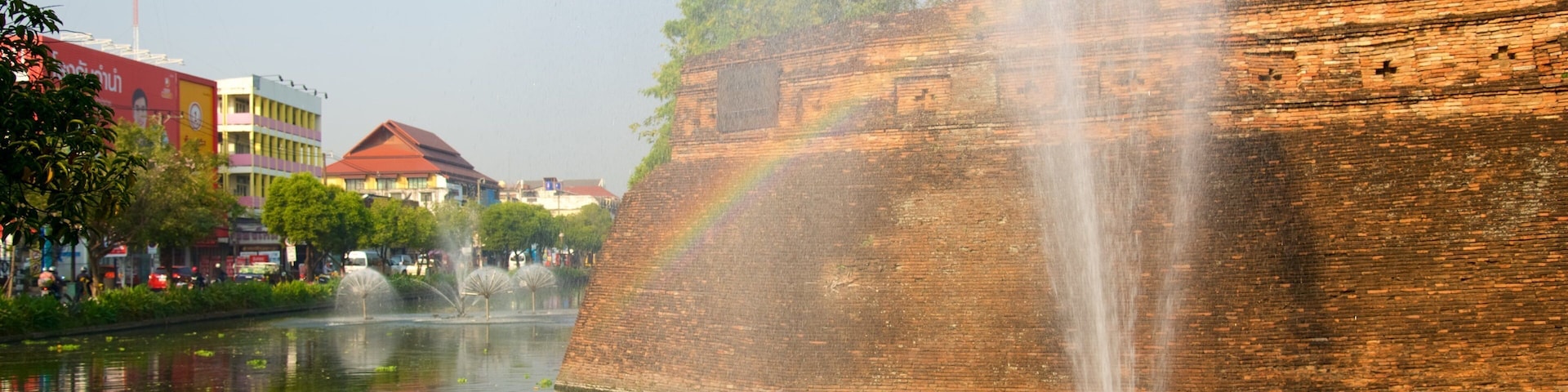 Norte da Tailândia mostrando uma fonte, um lago e ruínas de edifício