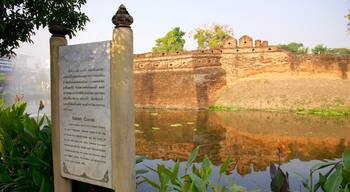Chiang Mai mostrando sinalização, um lago e ruínas de edifício