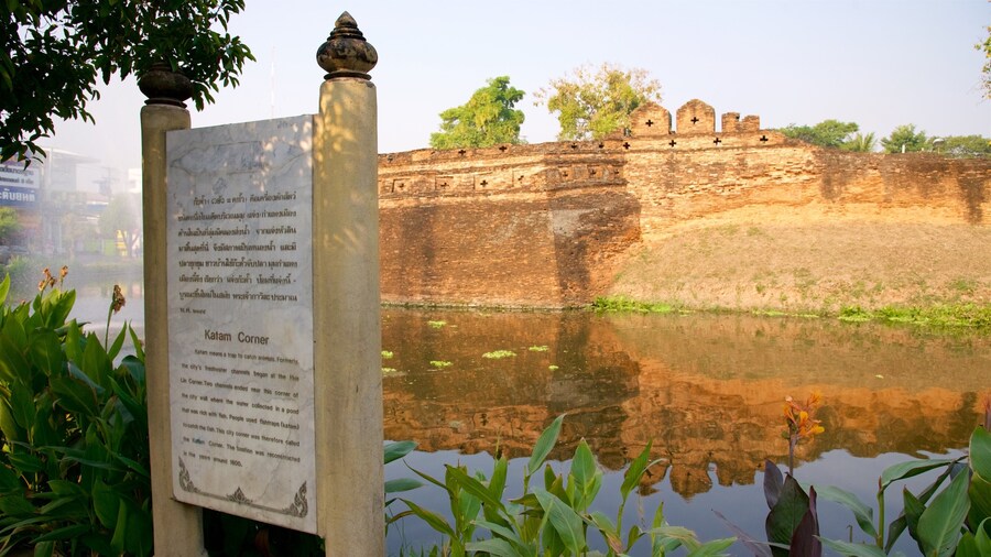 Chiang Mai showing building ruins, a pond and signage