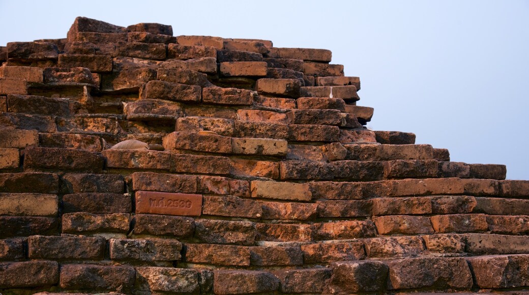 Chiang Mai showing building ruins