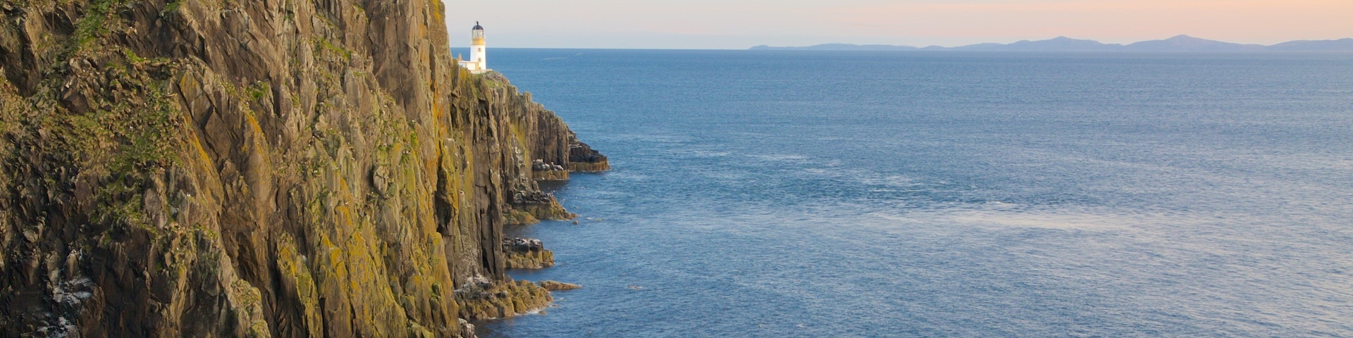 Ăle de Skye mettant en vedette phare et cĂŽte rocheuse