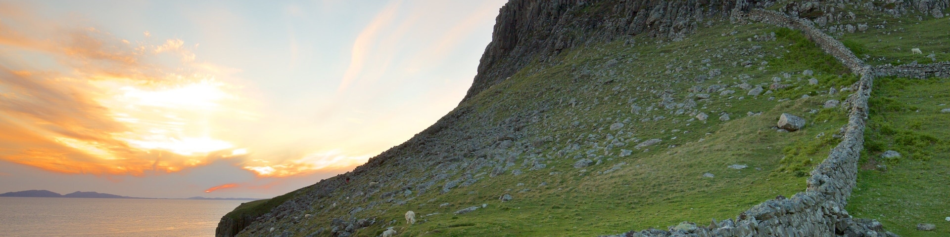 Isle of Skye que incluye montañas y costa escarpada