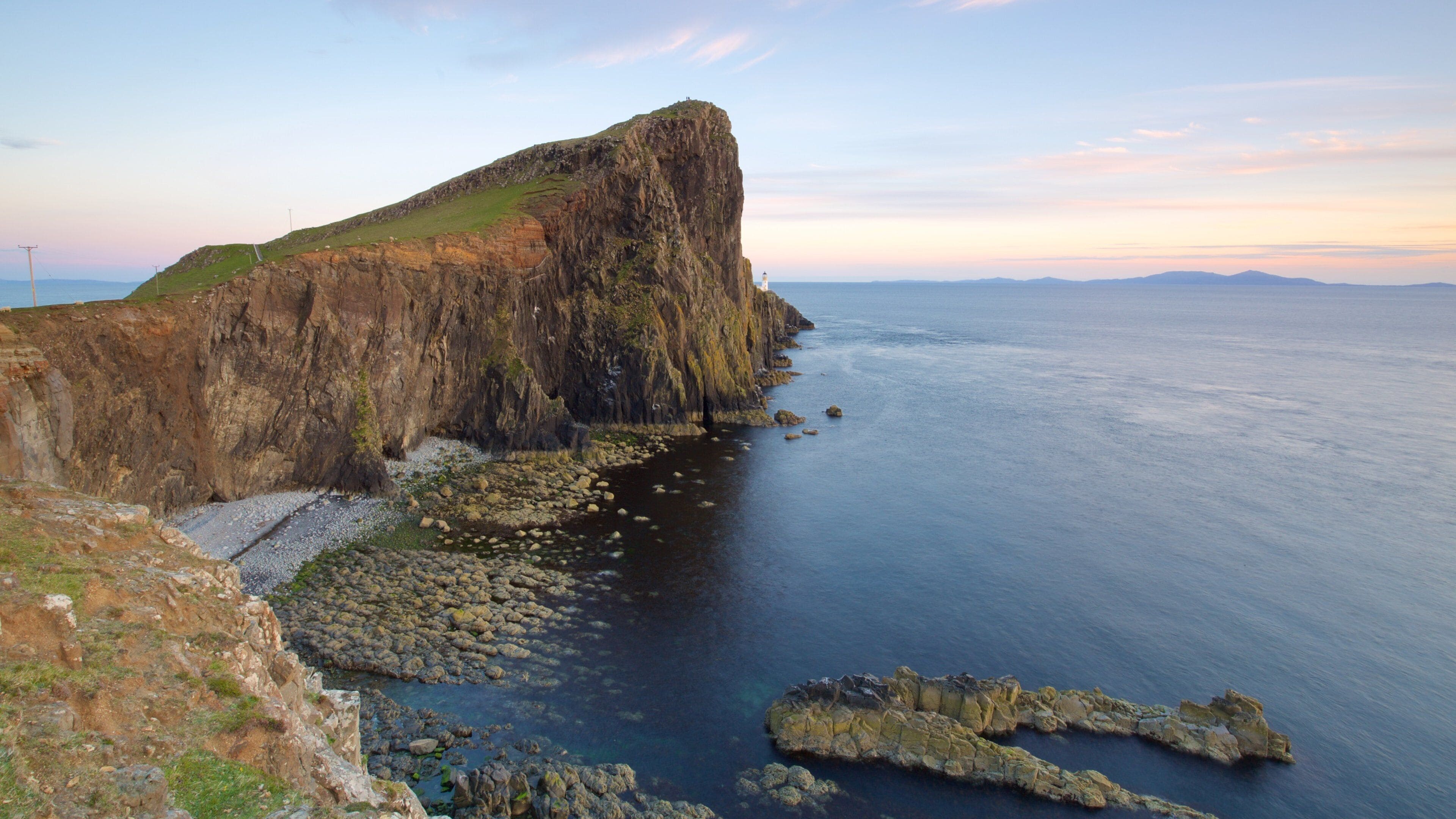 Isle of Skye som inkluderer fjell, fyrtårn og stenete kystlinje