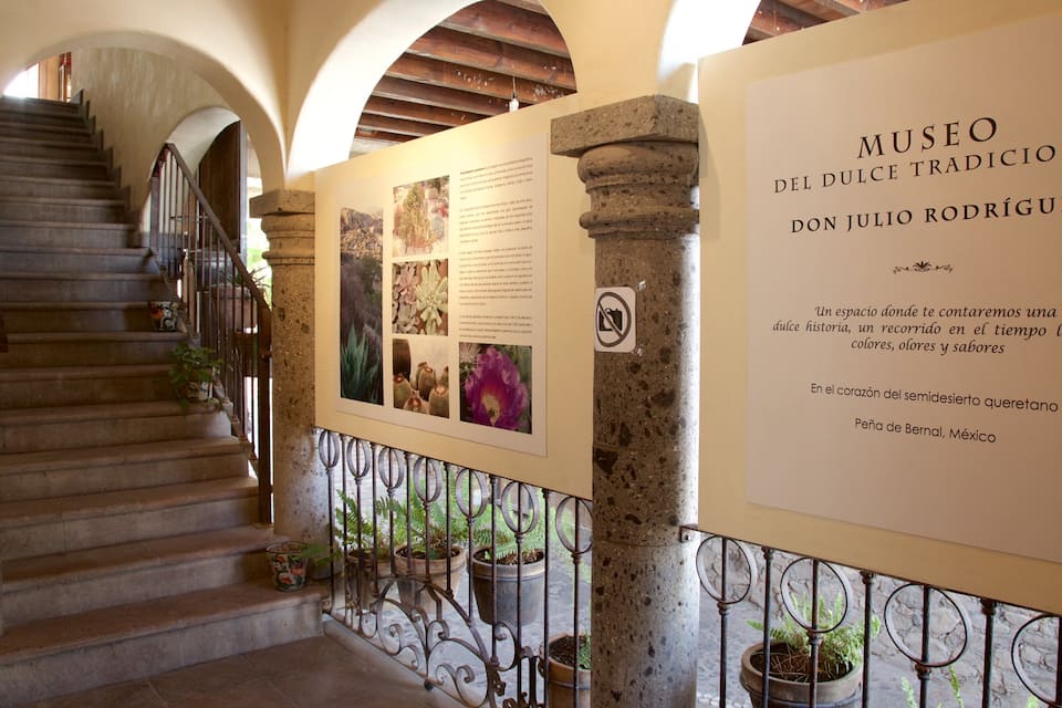 Una escalera conduce a un museo con un cartel que dice "Museo del Dulce Tradicional Don Julio Rodriguez".