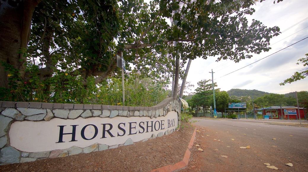 Horseshoe Bay showing a small town or village and signage