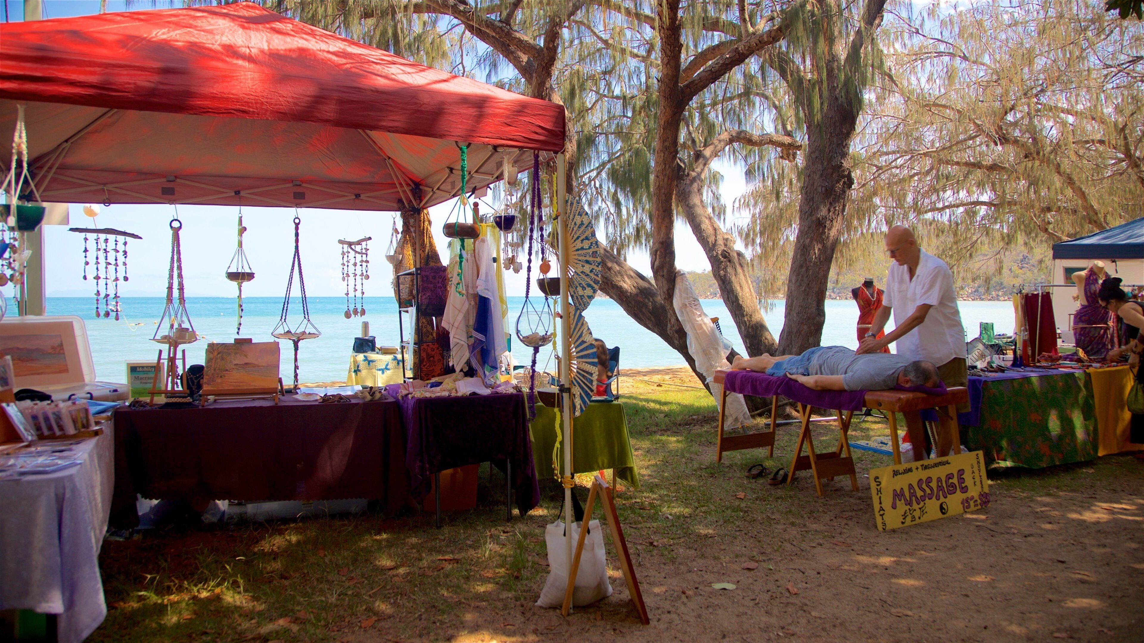 Horseshoe Bay featuring markets