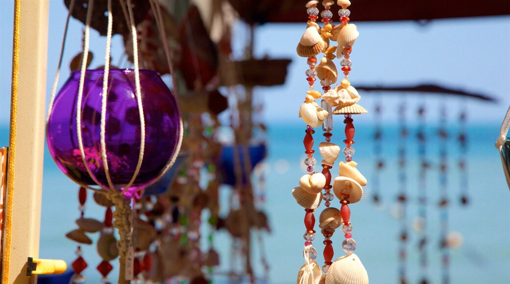 Horseshoe Bay featuring markets