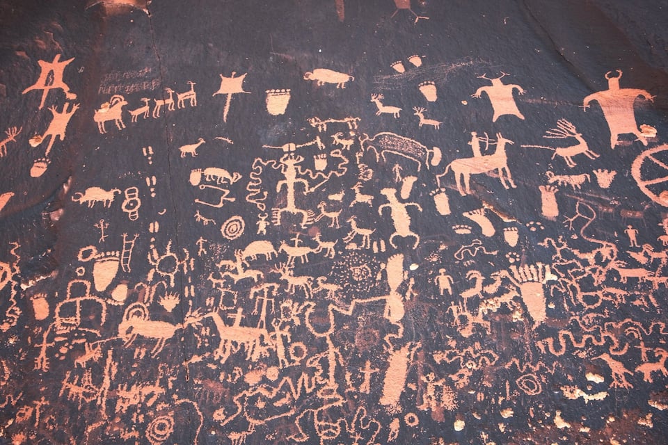 Antiguos murales rupestres con diversas figuras de animales y símbolos.