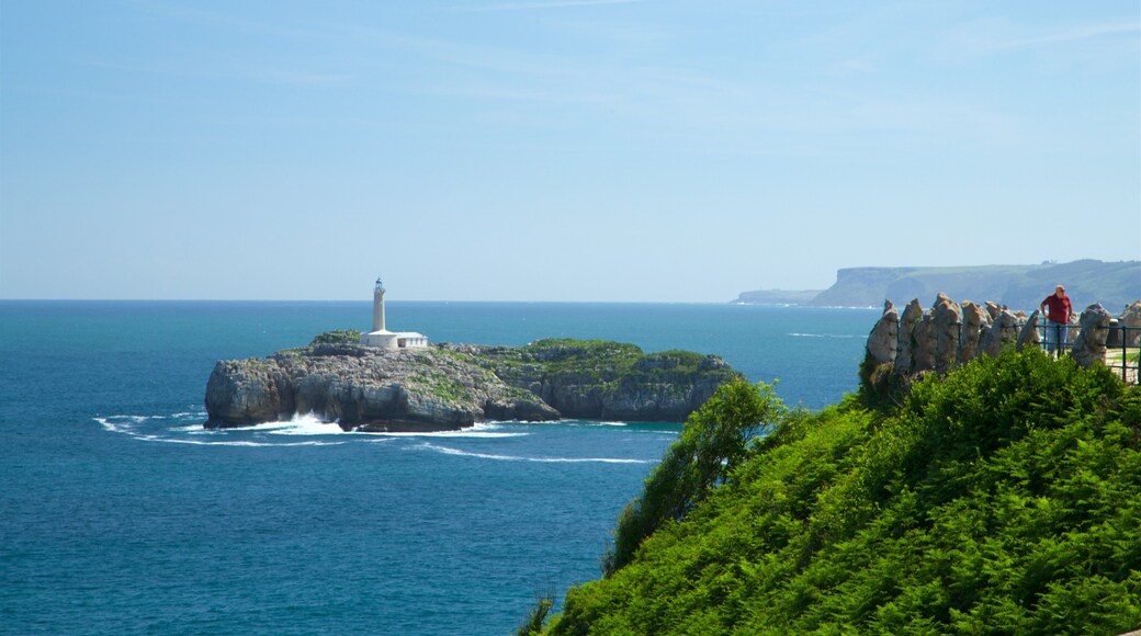 Santander toont algemene kustgezichten, vergezichten en een vuurtoren
