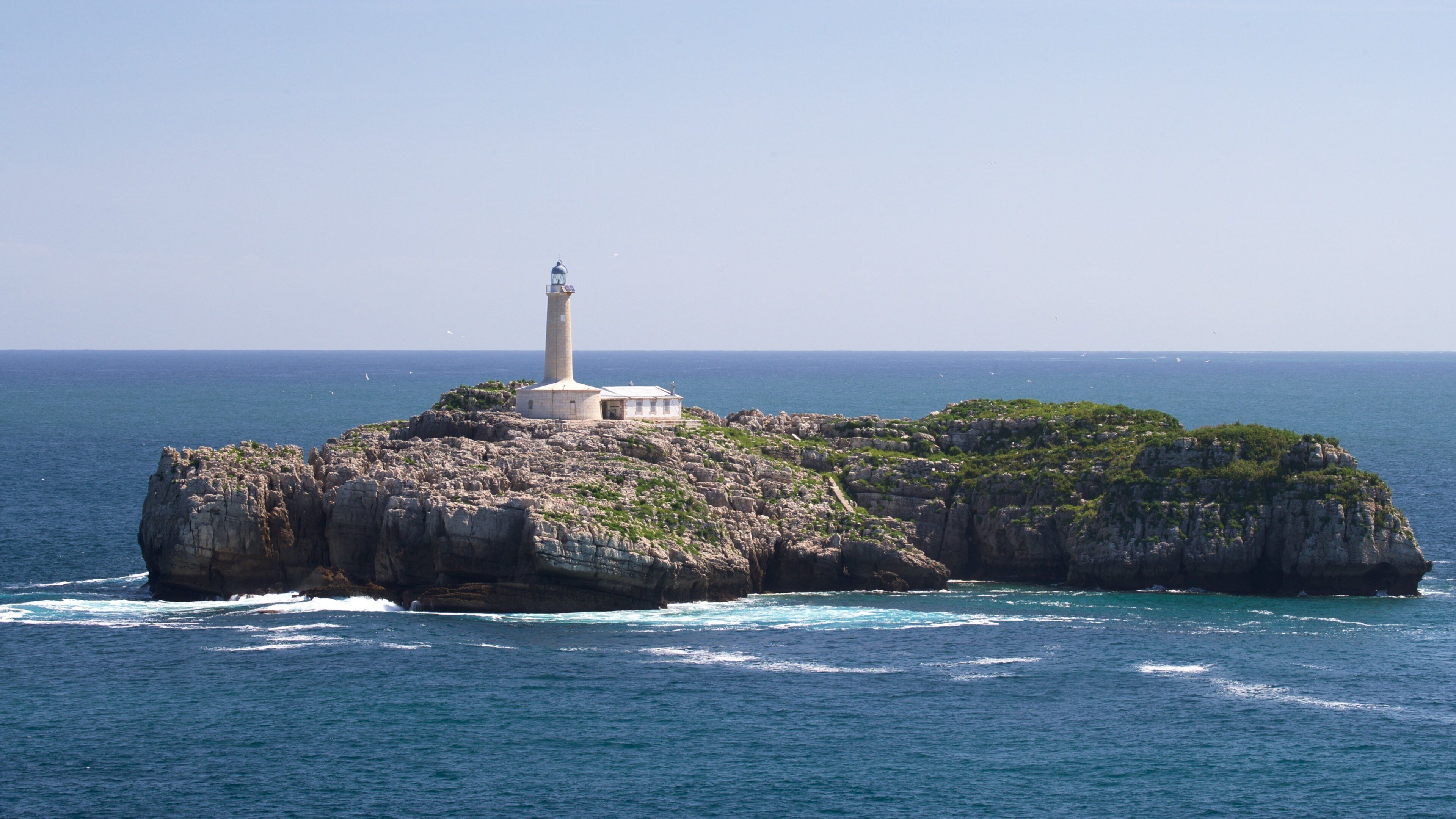 Santander caracterizando paisagens da ilha, paisagens litorâneas e um farol