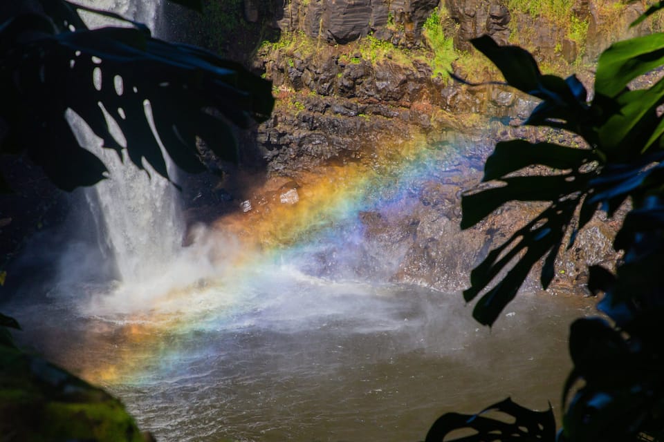 Una cascada con un arcoíris.
