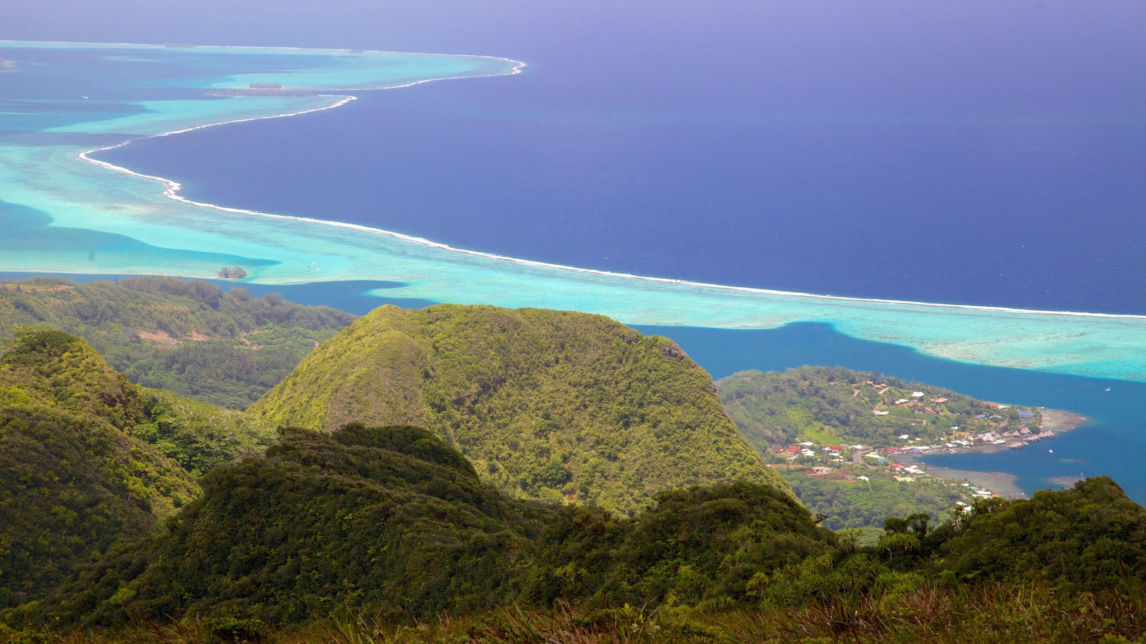 Raiateas som visar kustutsikter och landskap