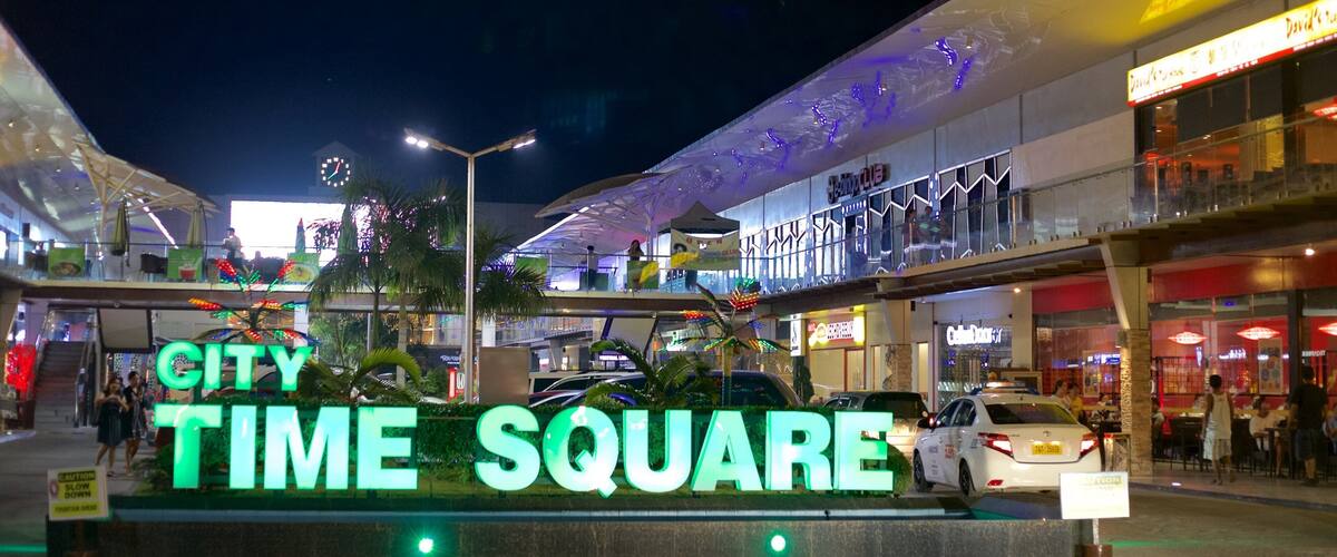 Cebu showing signage and night scenes