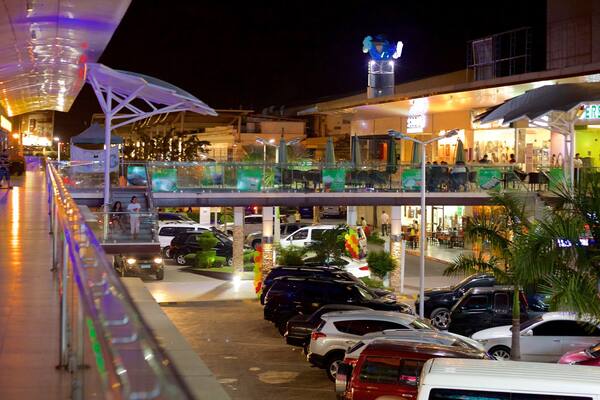 Cebu Island das einen bei Nacht und Stadt