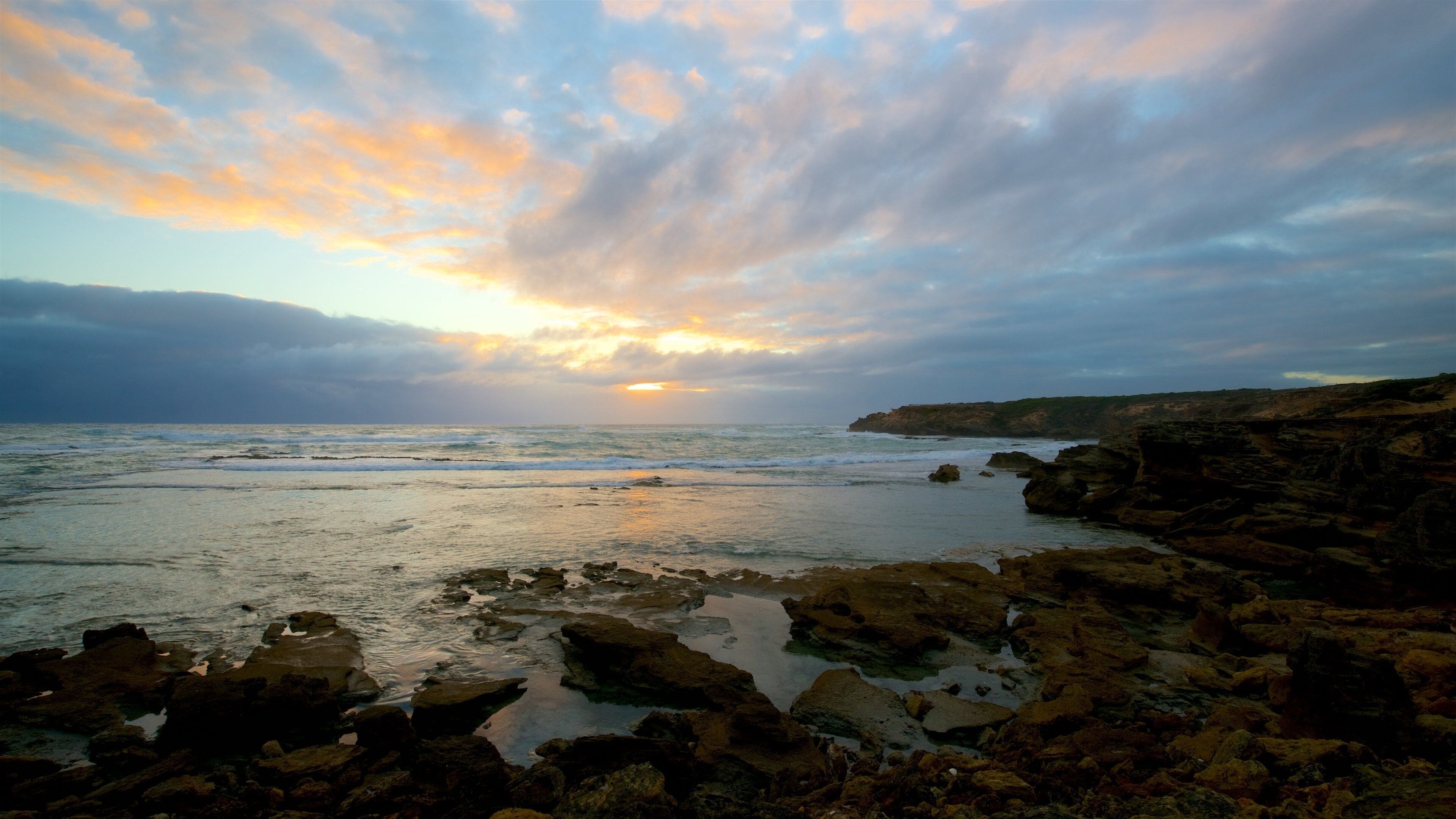 Warrnambool que incluye litoral accidentado, un atardecer y una bahía o un puerto