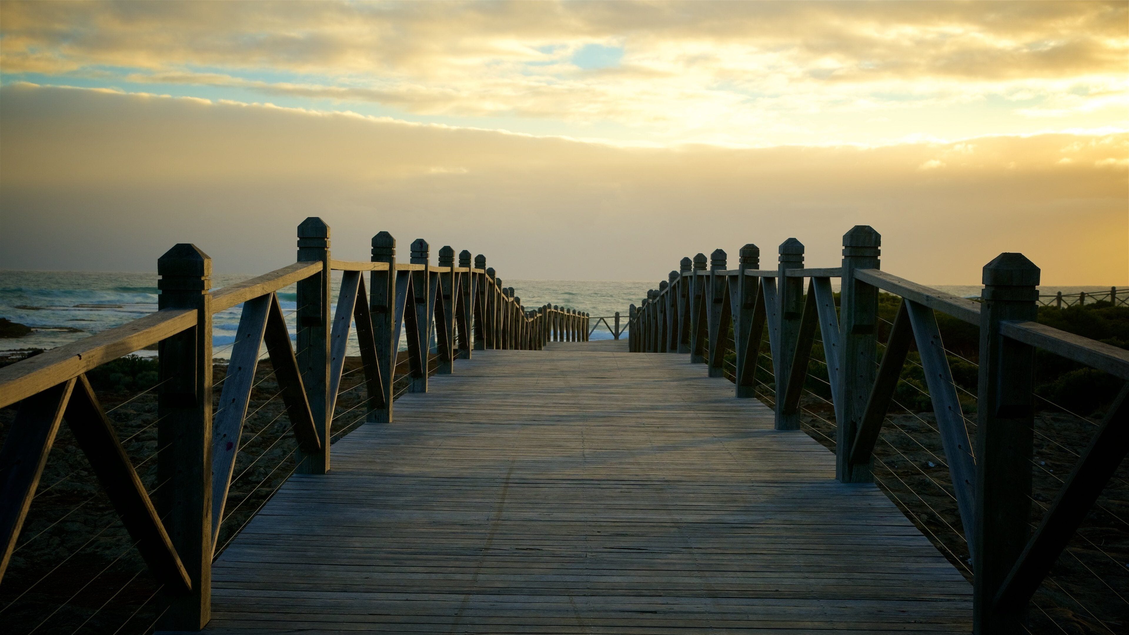 Warrnambool fasiliteter samt solnedgang, bro og bukt eller havn