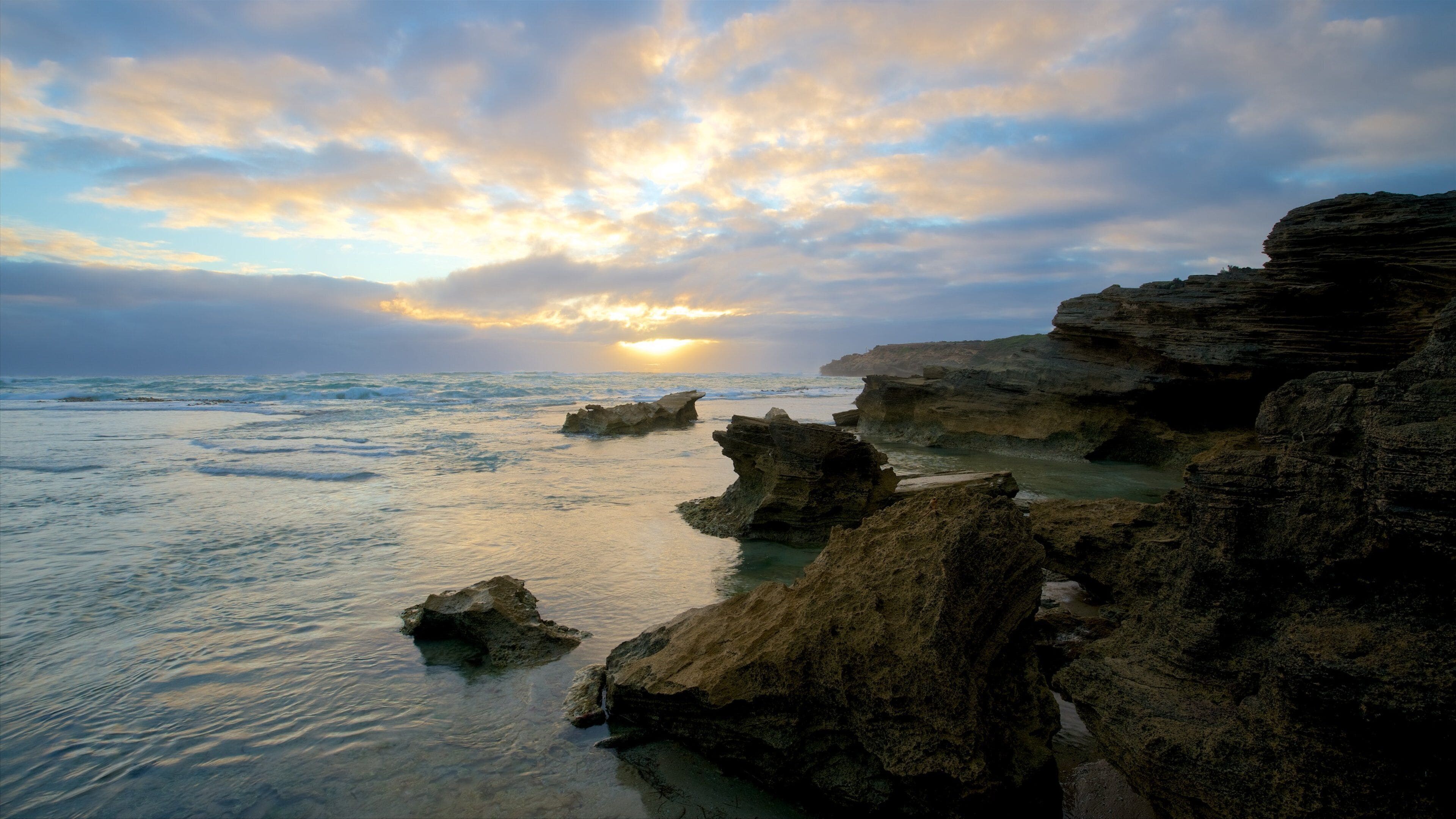 Warrnambool ofreciendo costa rocosa, una bahía o puerto y una puesta de sol