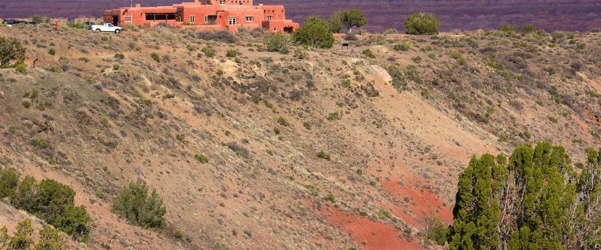Tawa Point showing an administrative buidling, desert views and tranquil scenes