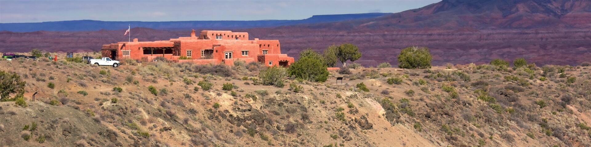 Tawa Point showing an administrative buidling, desert views and tranquil scenes