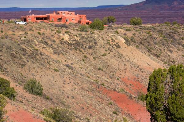 Tawa Point showing an administrative buidling, desert views and tranquil scenes