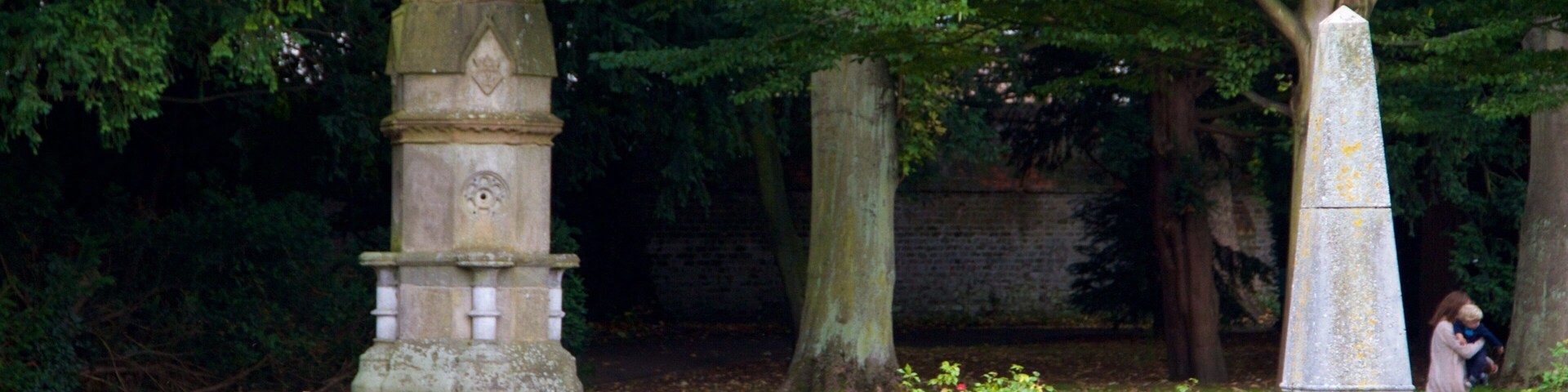 Ayscoughfee Hall Museum and Gardens showing a park