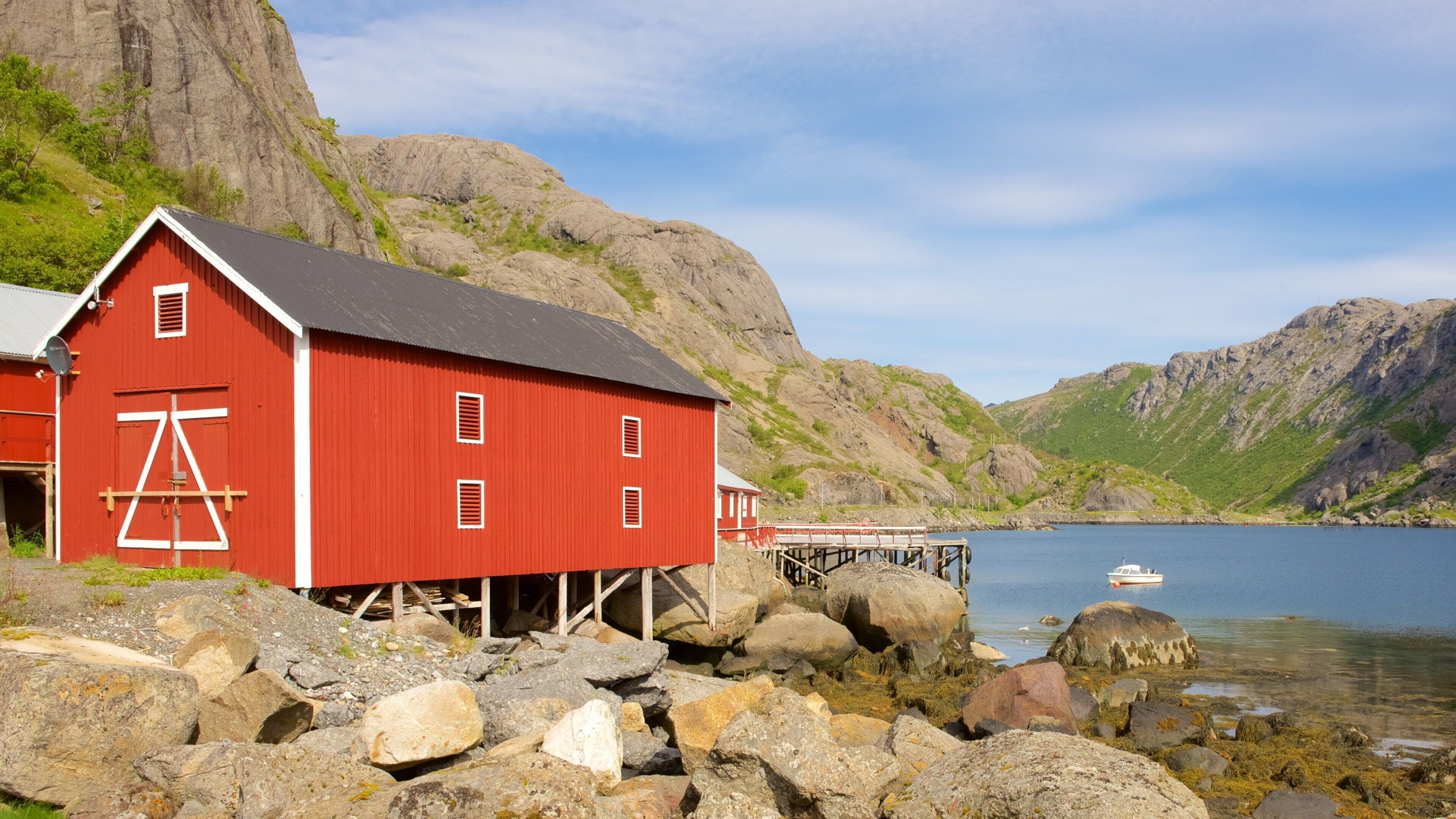 Leknes featuring a small town or village and a lake or waterhole