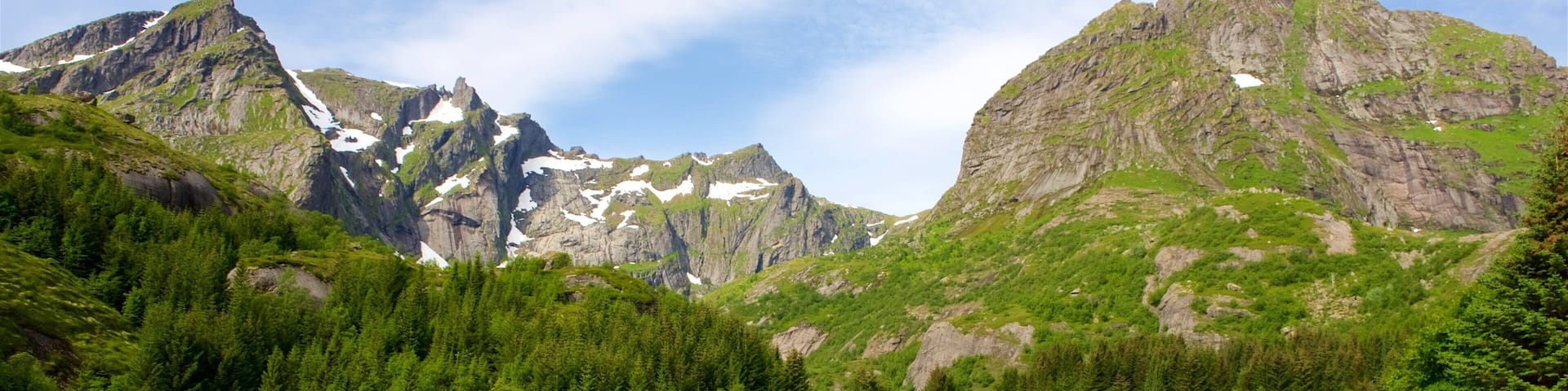 Leknes showing a pond, landscape views and mountains