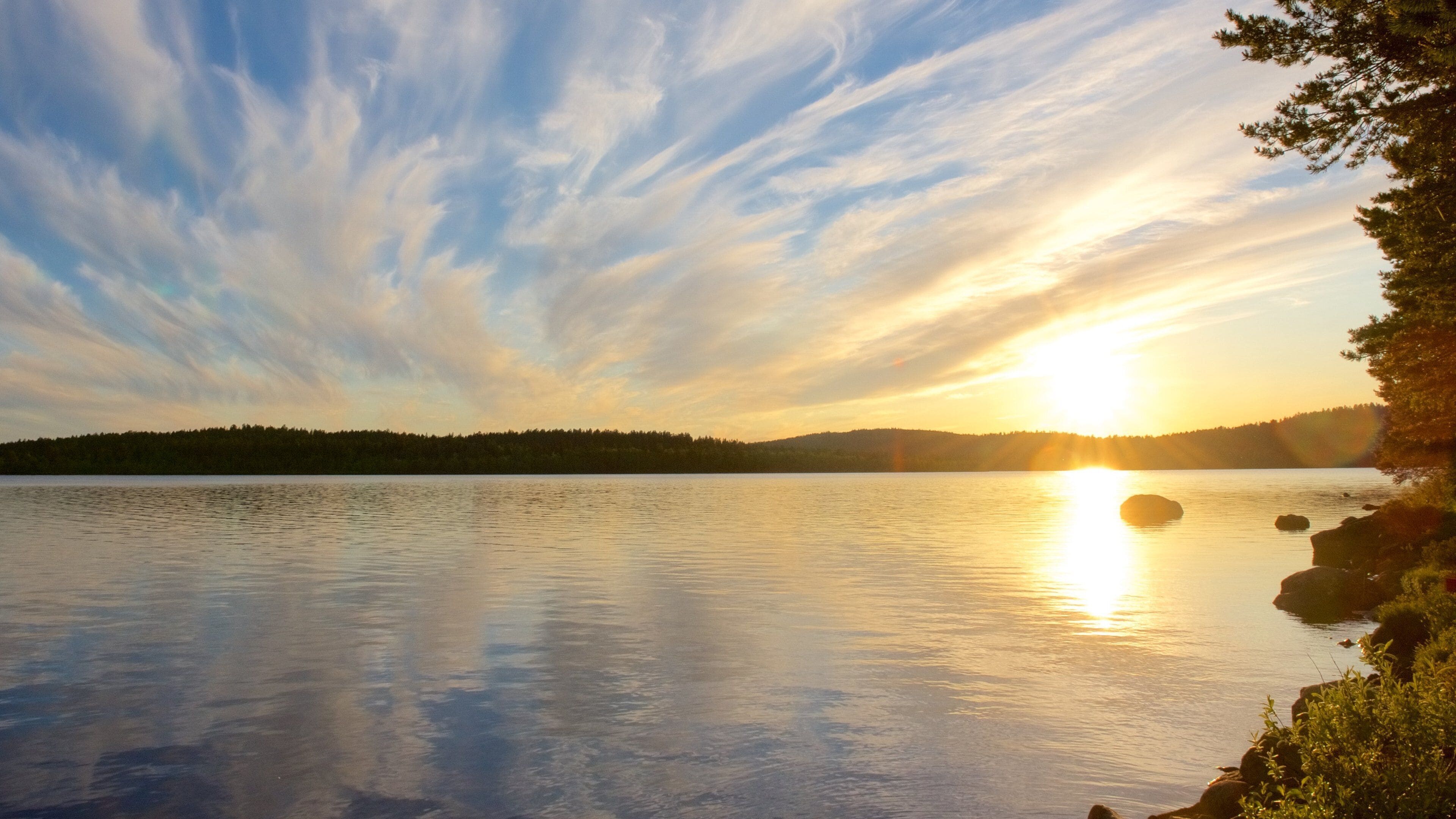 Inari que incluye vistas de paisajes, un lago o abrevadero y una puesta de sol