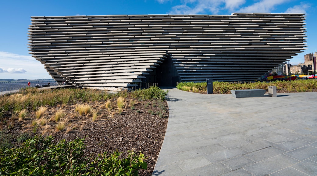 PP2E5H Exterior of the new V&A Museum on first weekend after opening in Dundee , Scotland, UK.