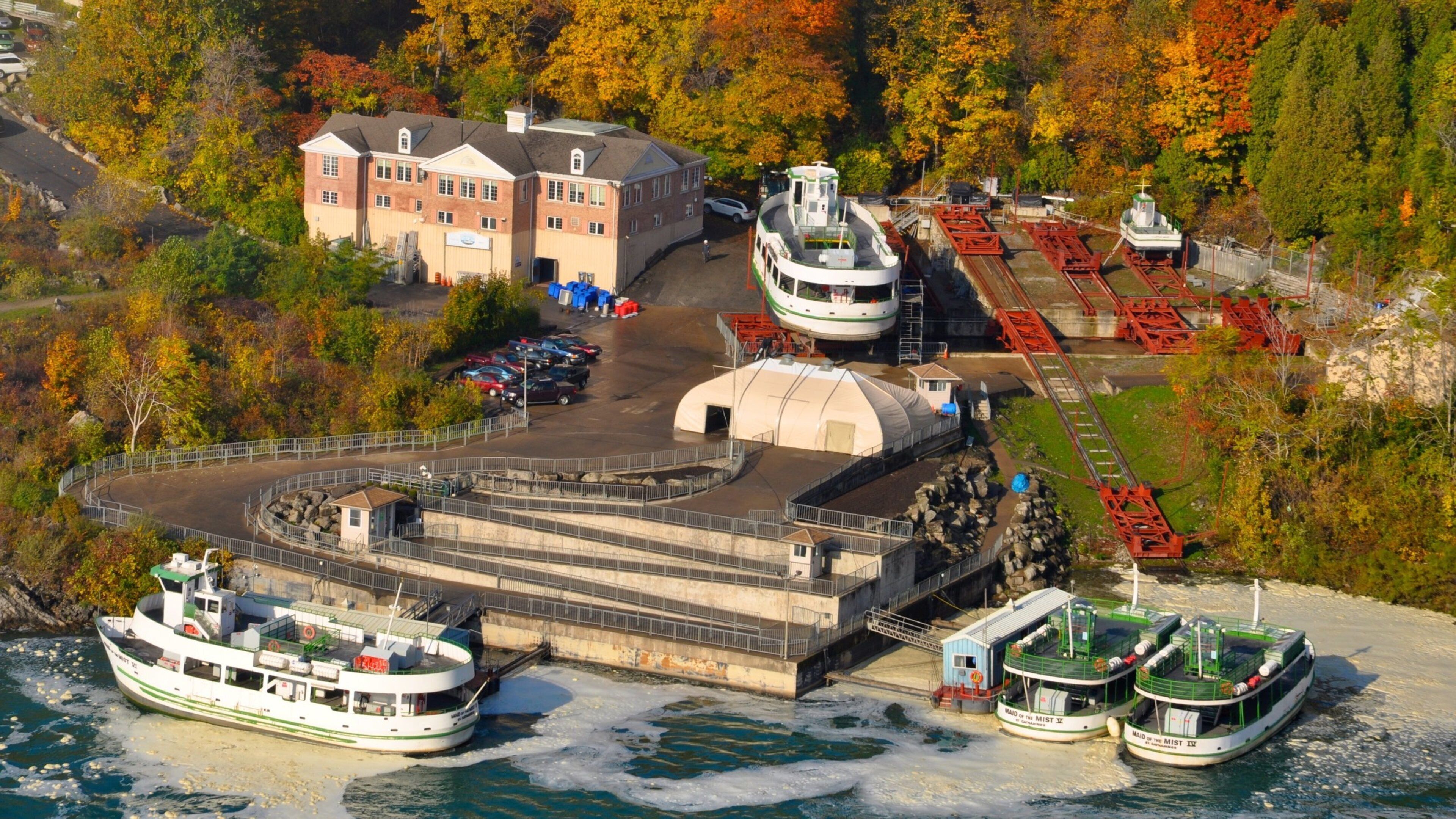 Niagara Regional Municipality showing a ferry and a marina