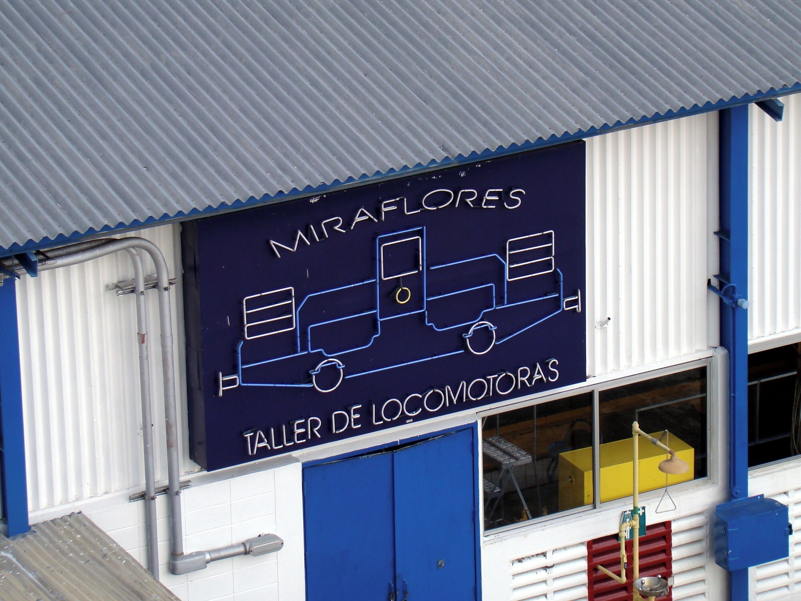 #Panama #Canal 

Miraflores locks
Por volta das 6 da manhã já tínhamos passado o quebra-mar que antecede as Gatun locks. Depois da passagem de alguns navios foi a nossa vez de sermos elevados 26 metros em 3 etapas até ao Gatun Lake. Atravessamos o lago, o Culebra Cut (Canal aberto nas rochas e em forma de cobra com 12,6 Km de comprimento), a Centenial Bridge e chegamos a Pedro Miguel Locks, que tem apenas uma câmera. Aqui descemos 9 metros para o Miraflores Lake. Lago pequeno e logo chegamos às Miraflores Locks. São compostas de 2 câmeras que nos descem até ao nível do Pacífico. Estes locks têm as gates mais altas devido às diferenças entre as marés do Pacífico. Atravessados estes locks chegamos ao Pacífico. Passamos ainda por baixo da ponte das Américas, que é parte da rodovia Pan-americana, que liga o sul da América do sul com o Alasca na América do norte. A travessia toda durou em torno de 9 horas. Durante a travessia os navios são auxiliados por pares de locomotivas. Dependendo do tamanho do navio, podem ser usadas até 8 locomotivas. A água que enche as câmeras, vem do Gatun Lake e são usados 197 milhões de litros de água para cada travessia. Por isso é de suma importância a conservação da floresta tropical em torno do lago. As dimensões máximas permitidas para os navios é 32,31 m de largura, 294,13 m de comprimento e 12,04 m de calado.

Miraflores locks
By 6am we had already passed the breakwater that precedes the Gatun locks. After the passage of some ships it was our turn to be lifted 26 meters in 3 steps to Gatun Lake. We cross the lake, the Culebra Cut (Channel open on the rocks and snake-shaped 12.6 km long), the Centenial Bridge and we arrive at Pedro Miguel Locks, which has only one camera. Here we descend 9 meters to the Miraflores Lake. Small lake and soon we arrived at Miraflores Locks. They are composed of 2 cameras that descend us to the level of the Pacific. These locks have the highest gates because of the differences between Pacific tides. Through these locks we reach the Pacific. We still cross under the bridge of the Americas, which is part of the Pan American Highway, which connects southern South America with Alaska in North America. The whole crossing lasted around 9 hours. During the crossing the ships are aided by pairs of locomotives. Depending on the size of the ship, up to 8 locomotives can be used. The water that fills the cameras comes from Gatun Lake and 197 million liters of water are used for each crossing. That is why conservation of the tropical forest around the lake is of paramount importance. The maximum allowable dimensions for ships is 32.31 m wide, 294.13 m long and 12.04 m draft.