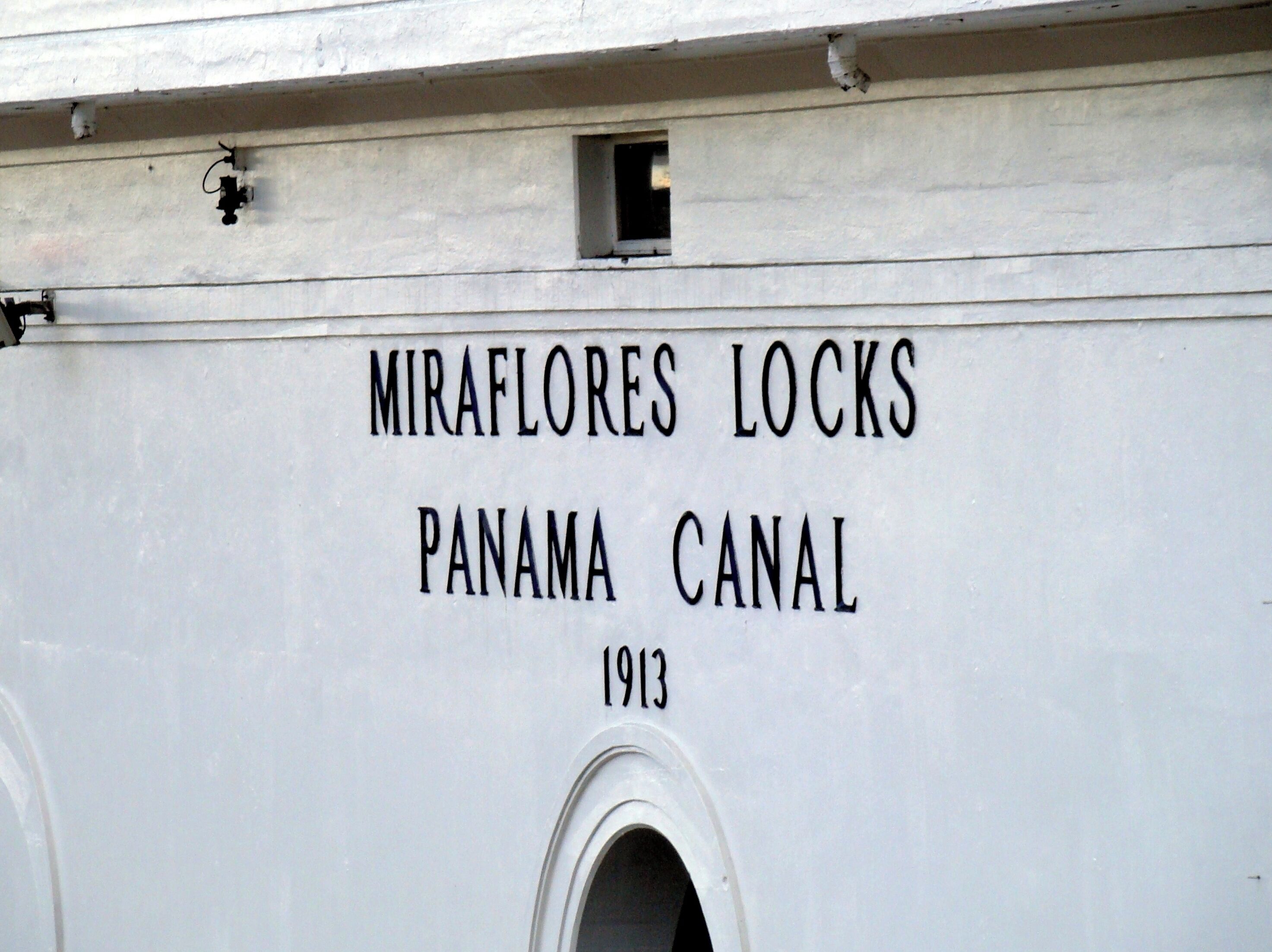 #Panama #Canal 

Miraflores locks
Por volta das 6 da manhã já tínhamos passado o quebra-mar que antecede as Gatun locks. Depois da passagem de alguns navios foi a nossa vez de sermos elevados 26 metros em 3 etapas até ao Gatun Lake. Atravessamos o lago, o Culebra Cut (Canal aberto nas rochas e em forma de cobra com 12,6 Km de comprimento), a Centenial Bridge e chegamos a Pedro Miguel Locks, que tem apenas uma câmera. Aqui descemos 9 metros para o Miraflores Lake. Lago pequeno e logo chegamos às Miraflores Locks. São compostas de 2 câmeras que nos descem até ao nível do Pacífico. Estes locks têm as gates mais altas devido às diferenças entre as marés do Pacífico. Atravessados estes locks chegamos ao Pacífico. Passamos ainda por baixo da ponte das Américas, que é parte da rodovia Pan-americana, que liga o sul da América do sul com o Alasca na América do norte. A travessia toda durou em torno de 9 horas. Durante a travessia os navios são auxiliados por pares de locomotivas. Dependendo do tamanho do navio, podem ser usadas até 8 locomotivas. A água que enche as câmeras, vem do Gatun Lake e são usados 197 milhões de litros de água para cada travessia. Por isso é de suma importância a conservação da floresta tropical em torno do lago. As dimensões máximas permitidas para os navios é 32,31 m de largura, 294,13 m de comprimento e 12,04 m de calado.

Miraflores locks
By 6am we had already passed the breakwater that precedes the Gatun locks. After the passage of some ships it was our turn to be lifted 26 meters in 3 steps to Gatun Lake. We cross the lake, the Culebra Cut (Channel open on the rocks and snake-shaped 12.6 km long), the Centenial Bridge and we arrive at Pedro Miguel Locks, which has only one camera. Here we descend 9 meters to the Miraflores Lake. Small lake and soon we arrived at Miraflores Locks. They are composed of 2 cameras that descend us to the level of the Pacific. These locks have the highest gates because of the differences between Pacific tides. Through these locks we reach the Pacific. We still cross under the bridge of the Americas, which is part of the Pan American Highway, which connects southern South America with Alaska in North America. The whole crossing lasted around 9 hours. During the crossing the ships are aided by pairs of locomotives. Depending on the size of the ship, up to 8 locomotives can be used. The water that fills the cameras comes from Gatun Lake and 197 million liters of water are used for each crossing. That is why conservation of the tropical forest around the lake is of paramount importance. The maximum allowable dimensions for ships is 32.31 m wide, 294.13 m long and 12.04 m draft.