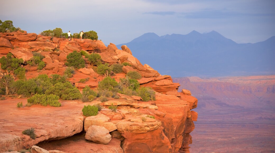 Công viên Quốc gia Canyonlands cho thấy hẻm núi, những ngọn núi và cảnh sa mạc