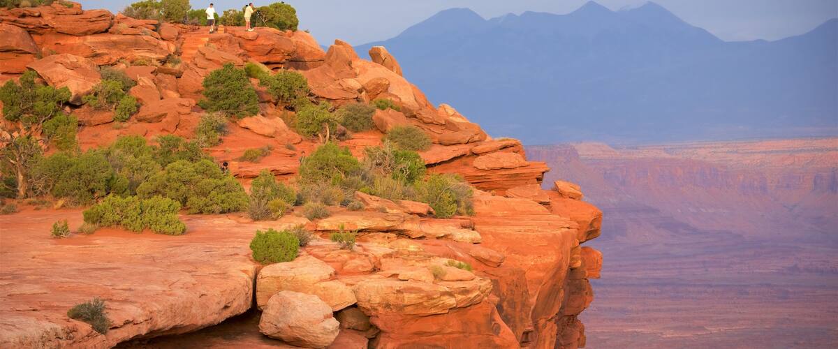 Canyonlands National Park joka esittÀÀ vuoret, rauhalliset maisemat ja autiomaanÀkymÀt