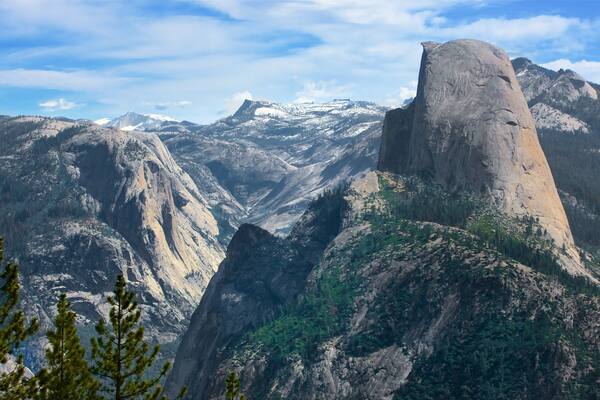Un paysage de montagne caractérisé par une formation rocheuse remarquable.