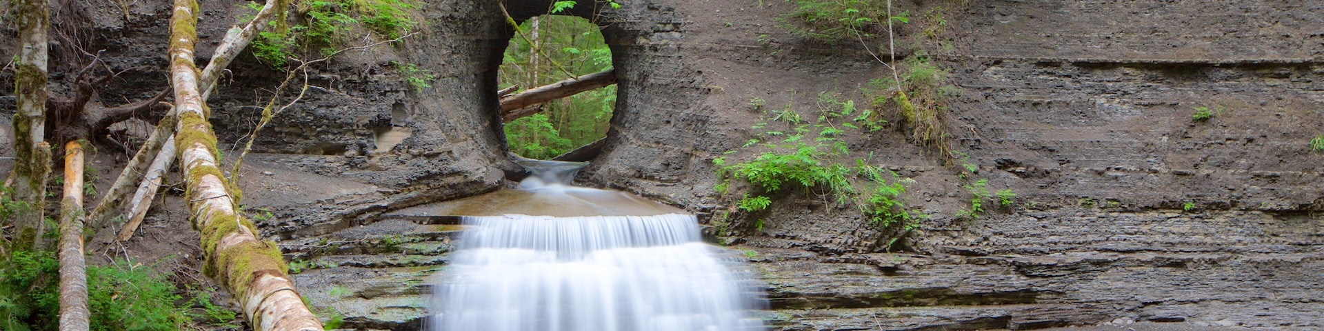 Hole In The Wall featuring a lake or waterhole and a river or creek