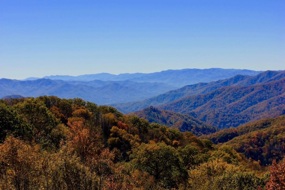 Paisagem montanhosa com folhagem outonal.