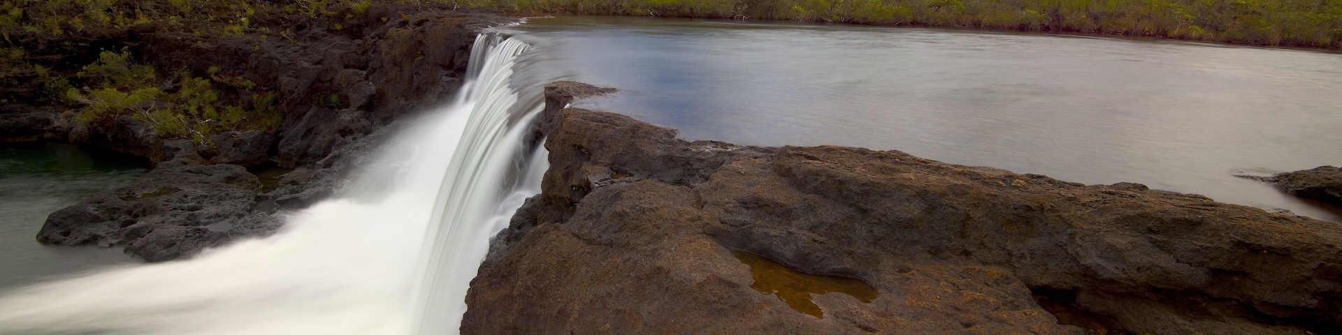 Yate mostrando uma cascata e um rio ou córrego