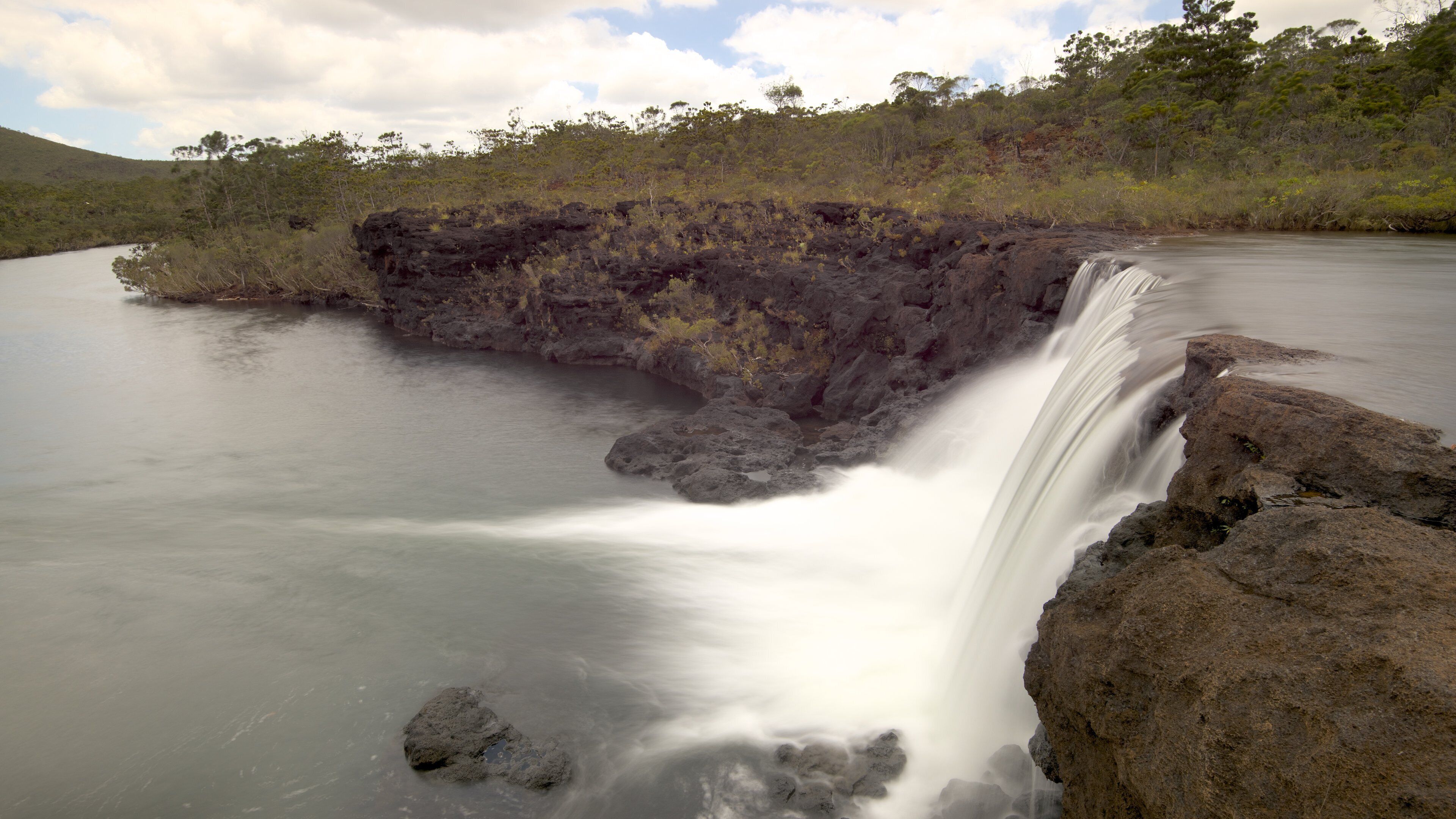 Yate ofreciendo un río o arroyo y cataratas