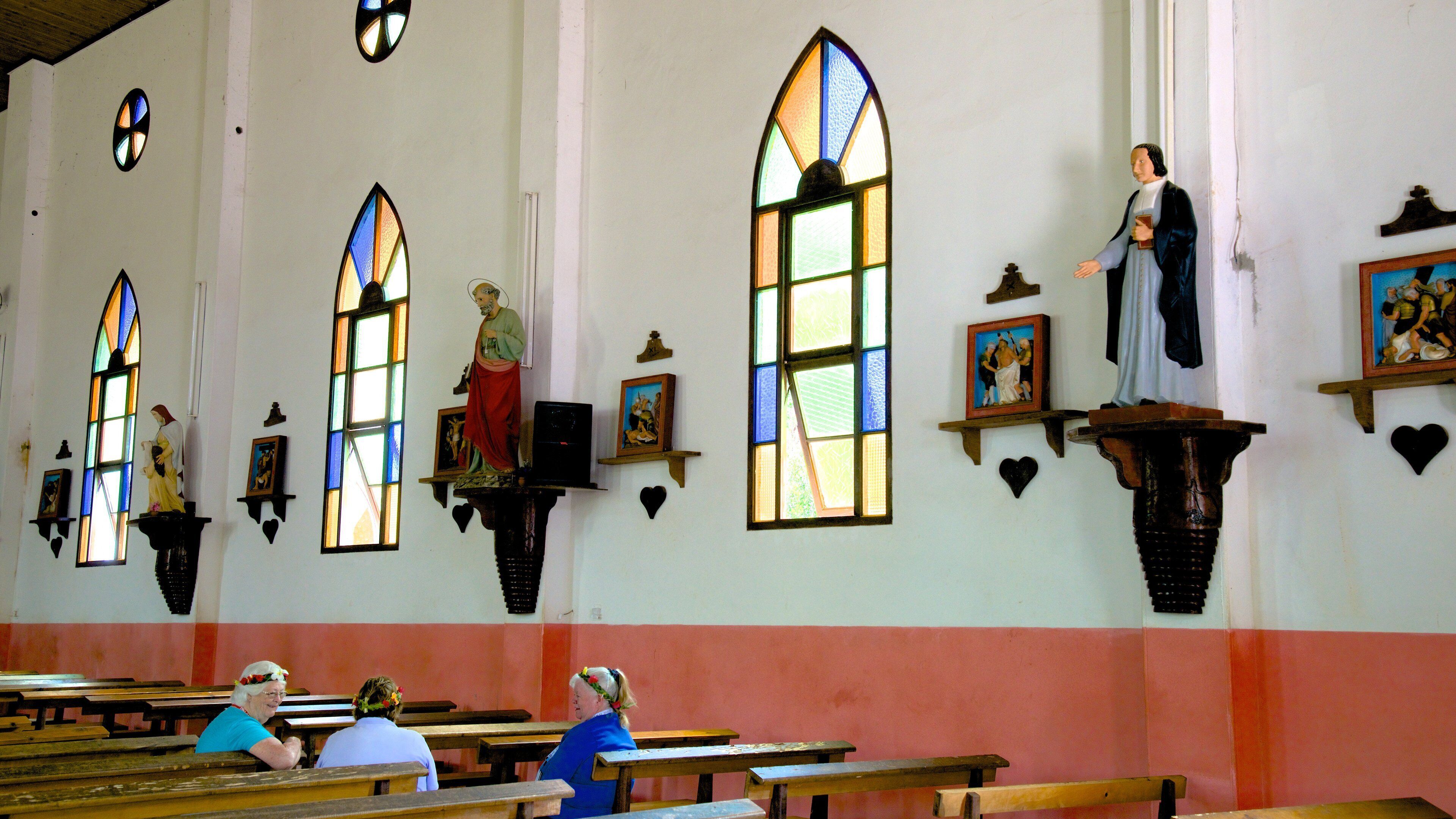 Ile des Pins qui includes vues intérieures et église ou cathédrale aussi bien que petit groupe de personnes
