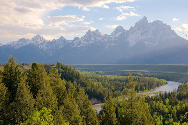 Moran montrant scènes tranquilles, coucher de soleil et montagnes