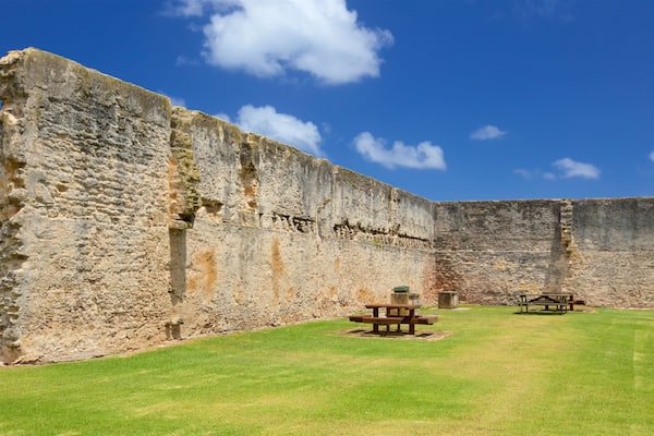 Norfolk Island showing a garden and heritage elements