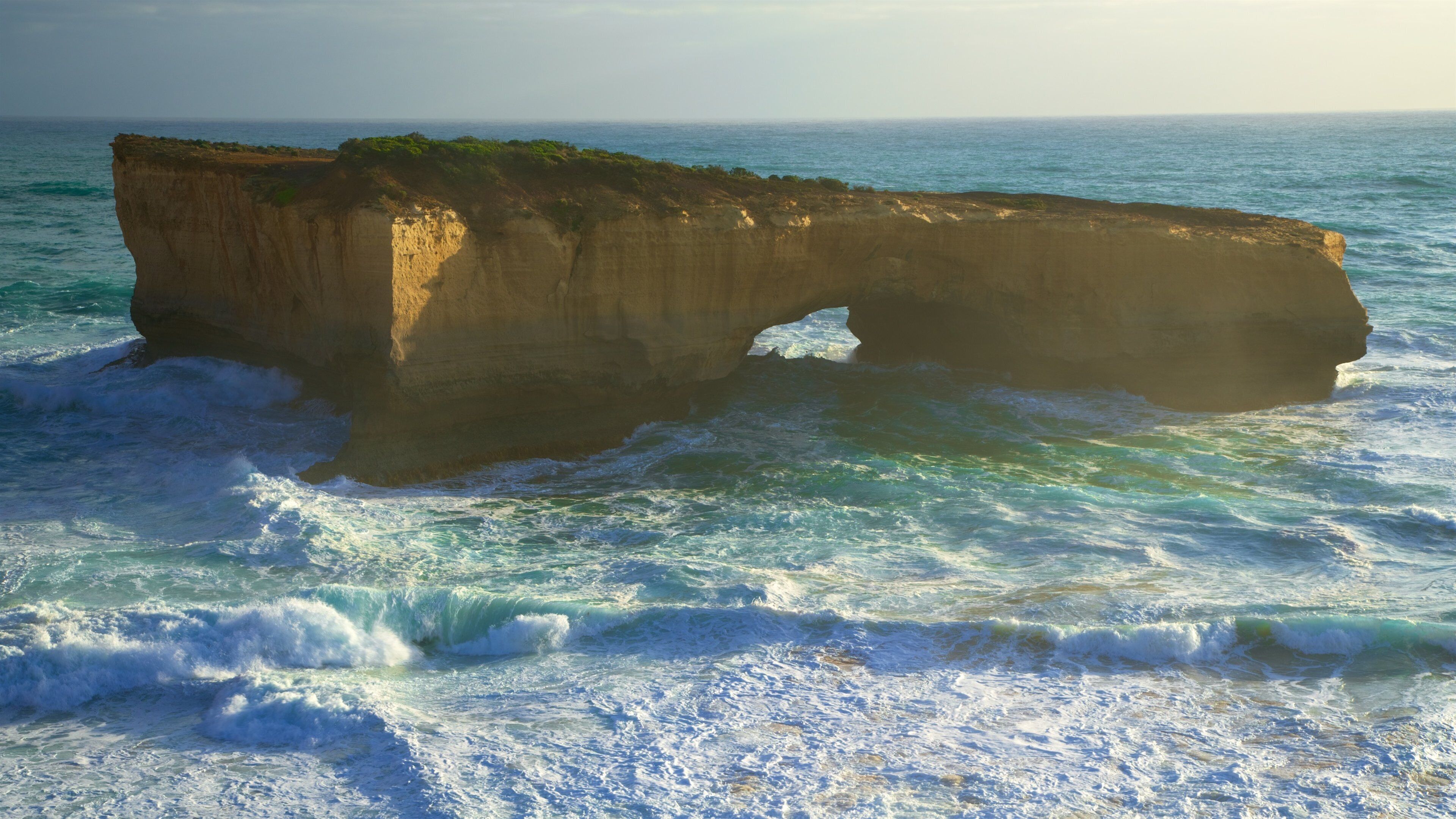 London Bridge featuring saarikuvat, auringonlasku ja yleiset rantanäkymät
